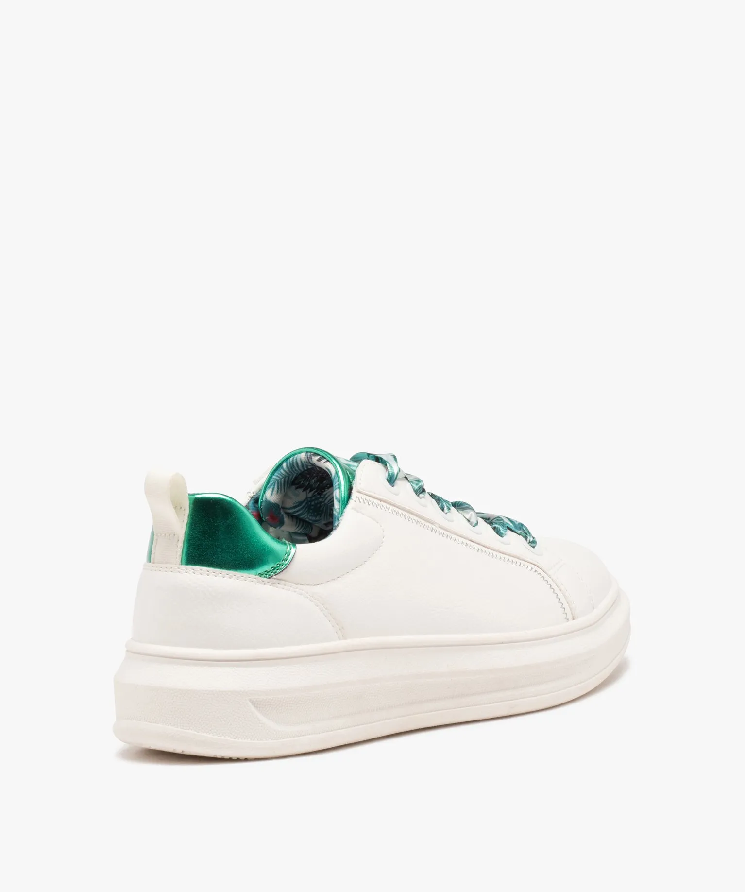 baskets femme unies a lacets foulard a motifs blanc baskets et tennis