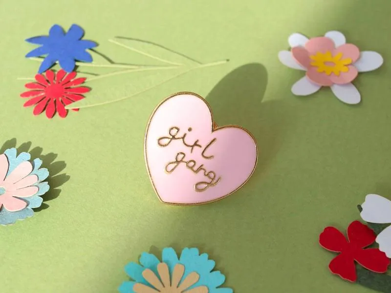 Mettez de l'originalité dans vos tenues grâce à ce pin's Girl gang !