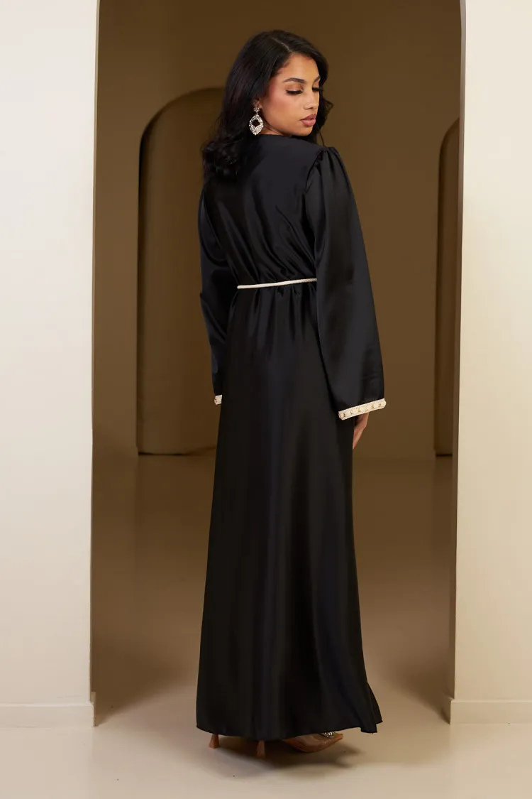 Robe noire ceinturée à ceinture pompom