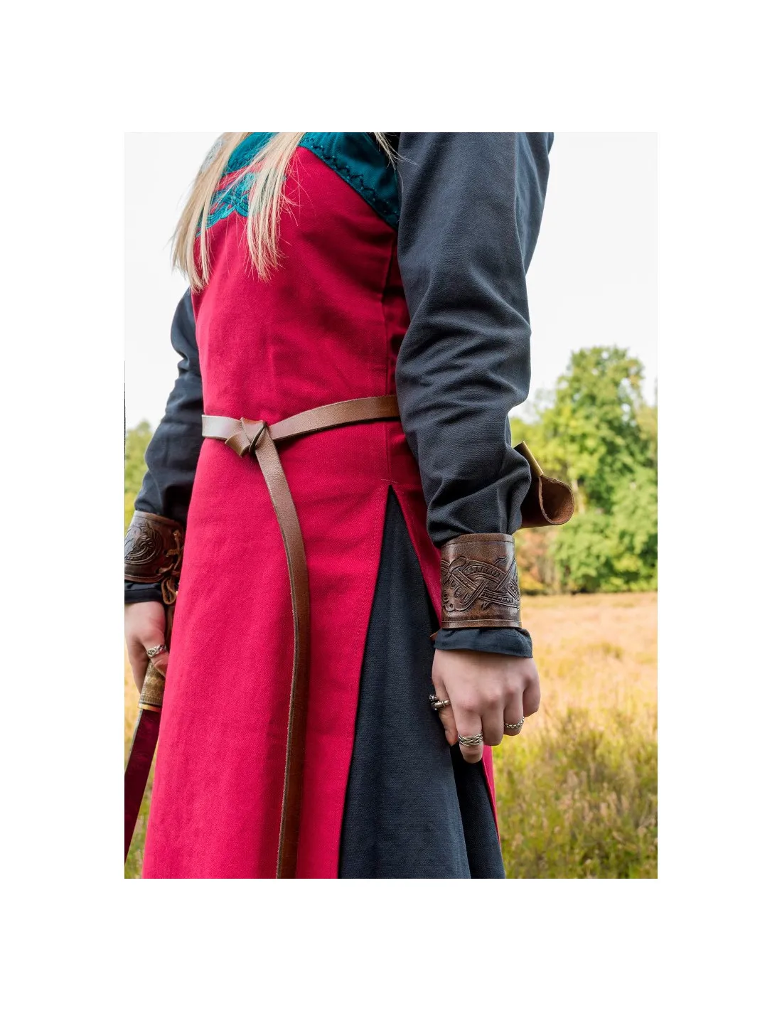 Robe tablier Viking Hilja rouge avec broderie ⚔️ Boutique Épées